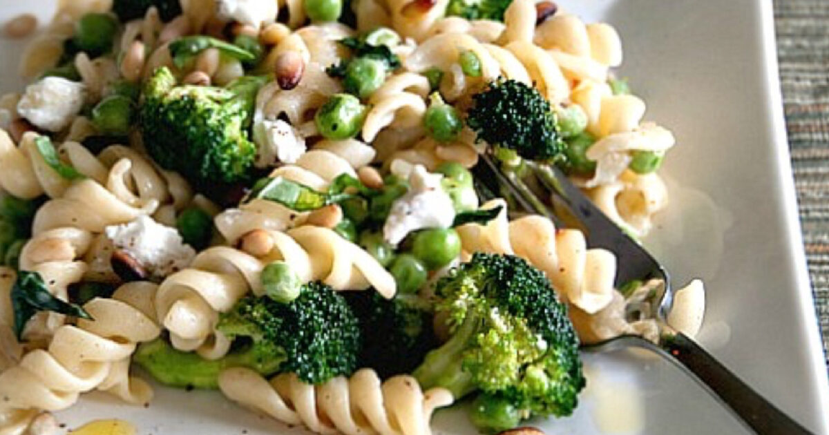 Rotini with Broccoli, Peas, Basil and Goat Cheese Dreamfields Foods