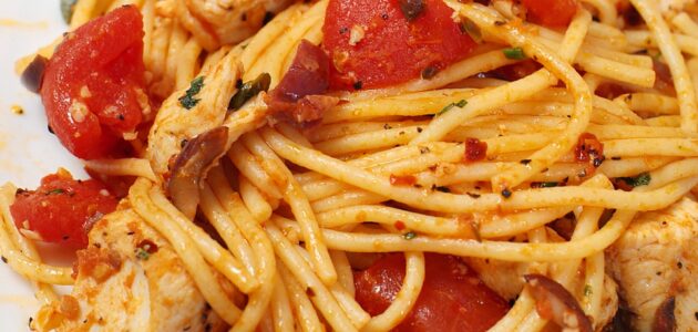 Chicken Puttanesca with Spaghetti - Dreamfields Foods